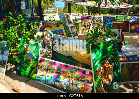 Opera d'arte e le bancarelle del mercato in Placencia Belize Foto Stock