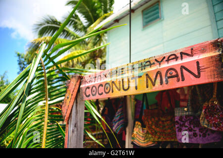 Opera d'arte e le bancarelle del mercato in Placencia Belize Foto Stock