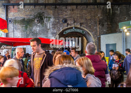 Folle di persone al Borough Market di Bermondsey, Southwark, brulicante di acquirenti, Borough Market, Londra, Regno Unito Foto Stock