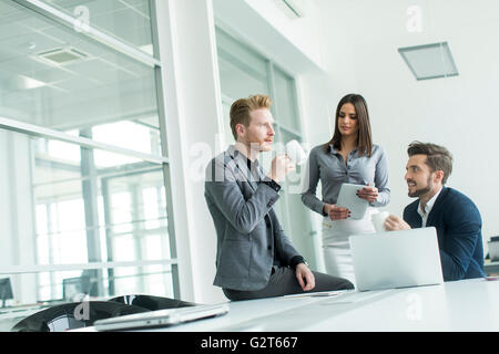 Un gruppo di giovani che lavorano in ufficio moderno Foto Stock