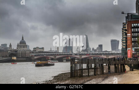 St Pauls Cathedral e la City of London dalla South Bank del Tamigi a bassa marea, Londra, Regno Unito Foto Stock