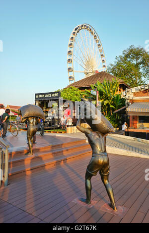 La gente acquista presso Asiatique il lungofiume. Quale è il più recente Bangkok Mercato Notturno, Foto Stock