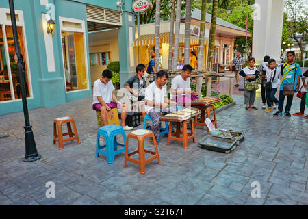 Banda musicale con persone shop a Asiatique il lungofiume. Quale è il più recente Bangkok Mercato Notturno, Foto Stock