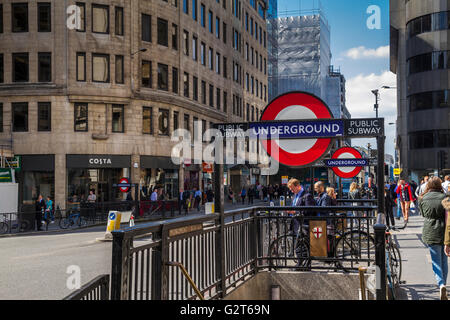 Lavoratori della città fuori dalla stazione della metropolitana Monument nella città di Londra, Regno Unito Foto Stock