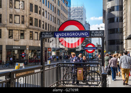 Lavoratori della città fuori dalla stazione della metropolitana Monument nella città di Londra, Regno Unito Foto Stock