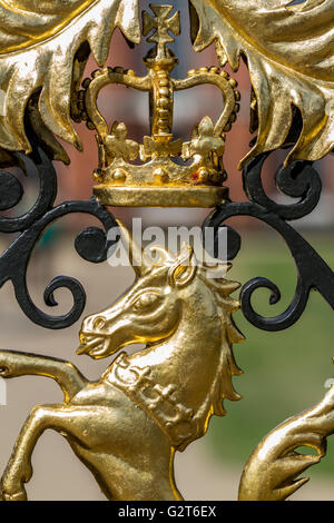 Close up di una Golden Unicorn sui cancelli di Kensington Palace, London , REGNO UNITO Foto Stock