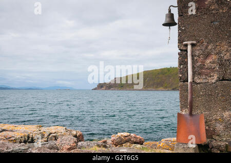 La campana e la pala alla fine di un edificio di pesca nel piccolo villaggio di Diabaig inferiore, Wester -Ross, Scozia Foto Stock