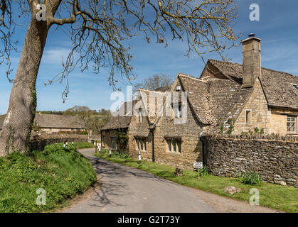 Tipico villaggio inglese scena in Cotswolds Foto Stock