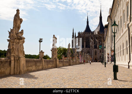 Santa Barbara strada guardando verso Santa Barbara la Chiesa e Collegio dei Gesuiti di Kutna Hora, Repubblica Ceca. Foto Stock