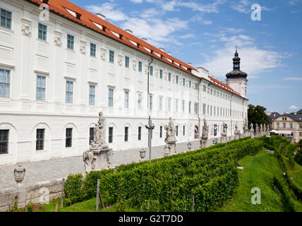 Vista del collegio dei Gesuiti insieme a Santa Barbara Street in Kutna Hora, Repubblica Ceca Foto Stock