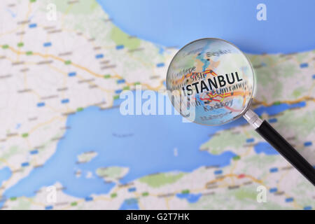 Mappa di Istanbul si è consultata con una lente di ingrandimento evidenziando il nome della città Foto Stock