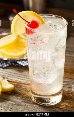 Classica rinfrescante Tom Collins cocktail con una ciliegia e la fetta di limone Foto Stock