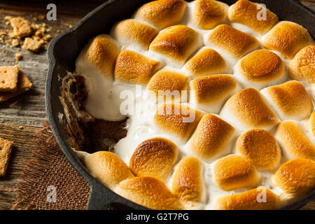 In casa s'more Dip con Graham cracker Marshmallow e cioccolato Foto Stock