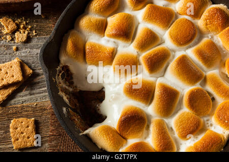 In casa s'more Dip con Graham cracker Marshmallow e cioccolato Foto Stock