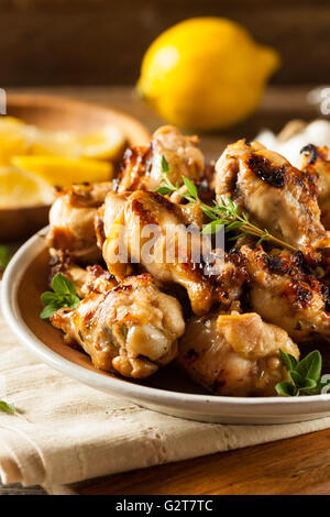 Grigliata di limone aglio ali di pollo pronto a mangiare Foto Stock