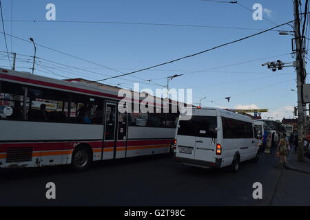 Servizio di autobus urbano nella città di Kaliningrad. Un incidente tra un bus e un mini-bus Foto Stock