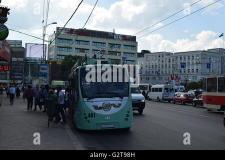 Il predominante filobus livrea del veicolo nella regione di Kaliningrad è verde insalata. Autobus e Filobus stop Foto Stock