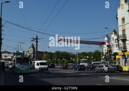 Il predominante filobus livrea del veicolo nella regione di Kaliningrad è verde insalata. Filobus bielorusso nel centro della città Foto Stock