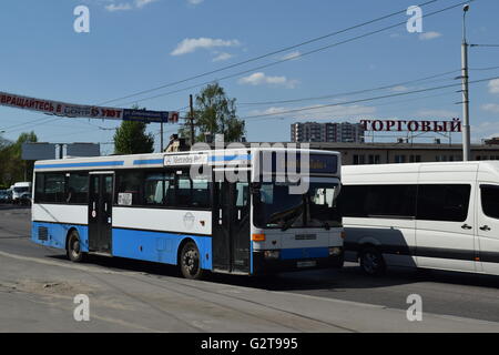 Servizio di autobus urbano nella città di Kaliningrad. Blu e bianco uomo bus en route Foto Stock