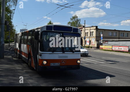 Servizio di autobus urbano nella città di Kaliningrad. Bianco e arancione uomo bus en route Foto Stock