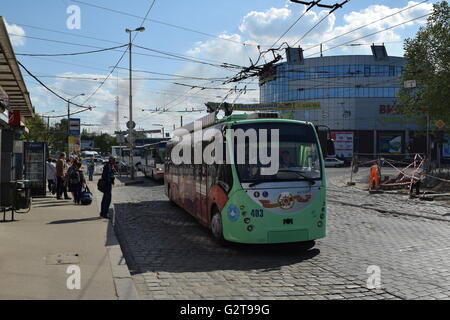 Il predominante filobus livrea del veicolo nella regione di Kaliningrad è verde insalata. Fermata bus Foto Stock