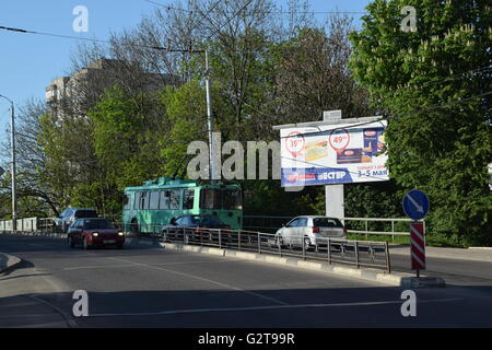 Il predominante filobus livrea del veicolo nella regione di Kaliningrad è verde insalata Foto Stock