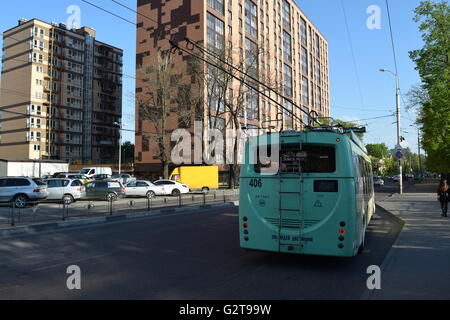 Il predominante filobus livrea del veicolo nella regione di Kaliningrad è verde insalata Foto Stock