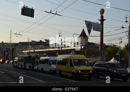 Servizio di autobus urbano nella città di Kaliningrad. Marshrootkas e bus bianco en route Foto Stock