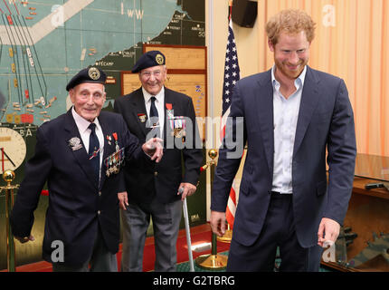 Il principe Harry soddisfa i veterani Giovanni Dennett (sinistra) e Frank Diffell (centro) nella mappa Room durante un ricevimento con i veterani che hanno preso parte al D-Day sbarchi nel 1944, a Southwick House, vicino a Portsmouth, la sede in cui i comandanti alleati previsto lo sbarco in Normandia. Foto Stock