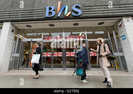 Un giornalista tenta di intervista personale lasciando un BHS store in legno verde, Londra come il rivenditore è a scomparire dal high street, risultante nella perdita di fino a 11.000 posti di lavoro, dopo che gli amministratori non è riuscita a trovare un acquirente. Foto Stock