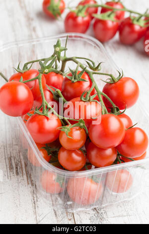 Freschi pomodori ciliegia in una scatola di plastica Foto Stock