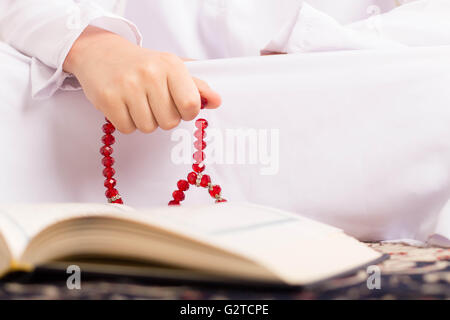 Ragazzo musulmano Quraan di lettura in Ramadan Foto Stock