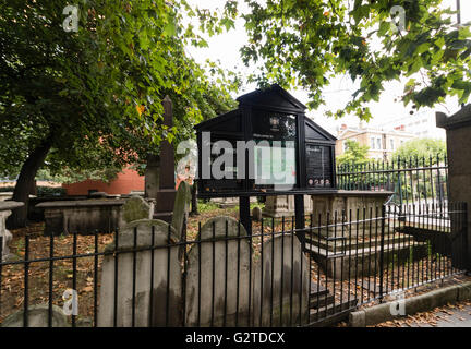 Campi Bunhill sepoltura fuori città Road, Londra è il luogo di riposo di alcune notevoli londinesi. Foto Stock