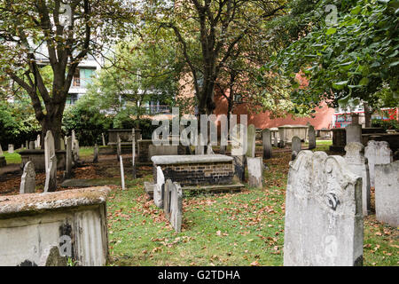 Campi Bunhill sepoltura fuori città Road, Londra è il luogo di riposo di alcune notevoli londinesi. Foto Stock