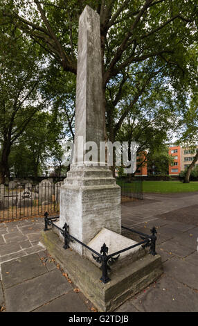 Monumento a Daniel Defoe, campi Bunhill sepoltura fuori città Road, Londra. Foto Stock