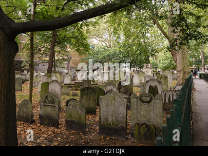 Campi Bunhill sepoltura fuori città Road, Londra è il luogo di riposo di alcune notevoli londinesi. Foto Stock