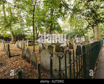 Campi Bunhill sepoltura fuori città Road, Londra è il luogo di riposo di alcune notevoli londinesi. Foto Stock