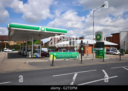 BP ha circa 17.200 stazioni di servizio in tutto il mondo. Questo uno in Westcliff on Sea, Essex ha una M&S semplicemente negozio di alimentari in loco Foto Stock