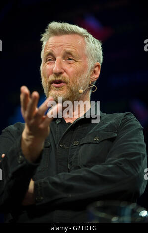 Billy Bragg parlando sul palco a Hay Festival 2016 Foto Stock