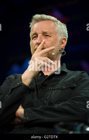 Billy Bragg parlando sul palco a Hay Festival 2016 Foto Stock