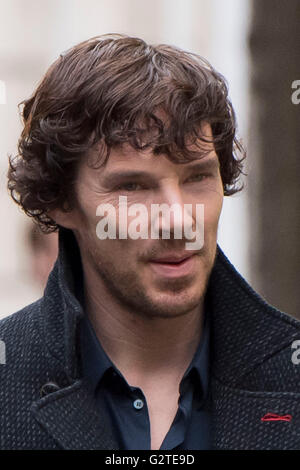 Benedetto Cumberbatch avvistati durante le riprese per la quarta serie della BBC mostrano Sherlock a Mount Stuart Square a Cardiff, sud Foto Stock