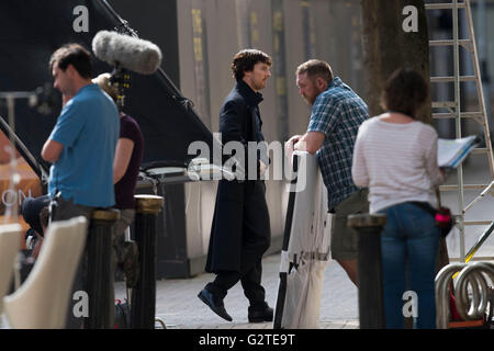 Benedetto Cumberbatch avvistati durante le riprese per la quarta serie della BBC mostrano Sherlock a Mount Stuart Square a Cardiff, sud Foto Stock