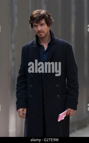 Benedetto Cumberbatch avvistati durante le riprese per la quarta serie della BBC mostrano Sherlock a Mount Stuart Square a Cardiff, sud Foto Stock