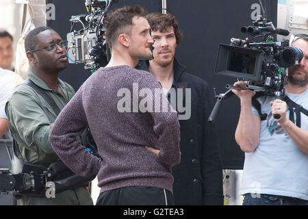 Benedetto Cumberbatch avvistati durante le riprese per la quarta serie della BBC mostrano Sherlock a Mount Stuart Square a Cardiff, sud Foto Stock