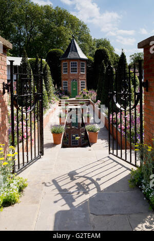 RHS Chelsea Flower Show 2016 Il Harrods British eccentrici giardino, Silver-Gilt medaglia Foto Stock