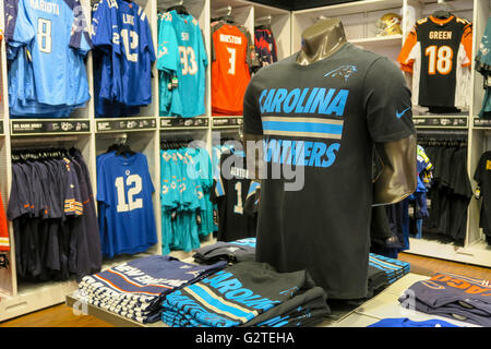 NFL di abbigliamento di marca Display, Modell il negozio di articoli sportivi interni, NYC Foto Stock