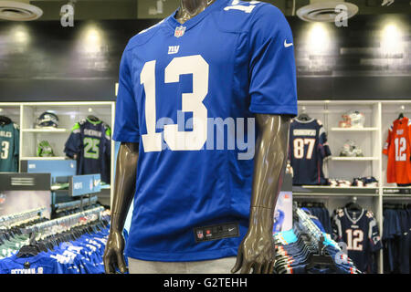 NFL di abbigliamento di marca Display, Modell il negozio di articoli sportivi interni, NYC Foto Stock