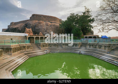 Vista su stagno sacro e santuario di Thirumayam fort. Foto Stock