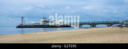 Guardando lungo Boscombe beach verso il molo di Bournemouth su un umido e nuvoloso giorno. Foto Stock