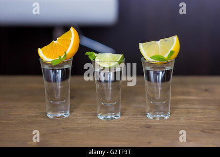 Shot drink impostato su sfondo della barra Foto Stock